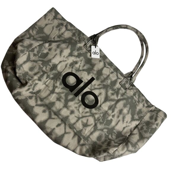 ALO Yoga Handbags - ALO Yoga Tie Dye Shopper Tote - New With Tags